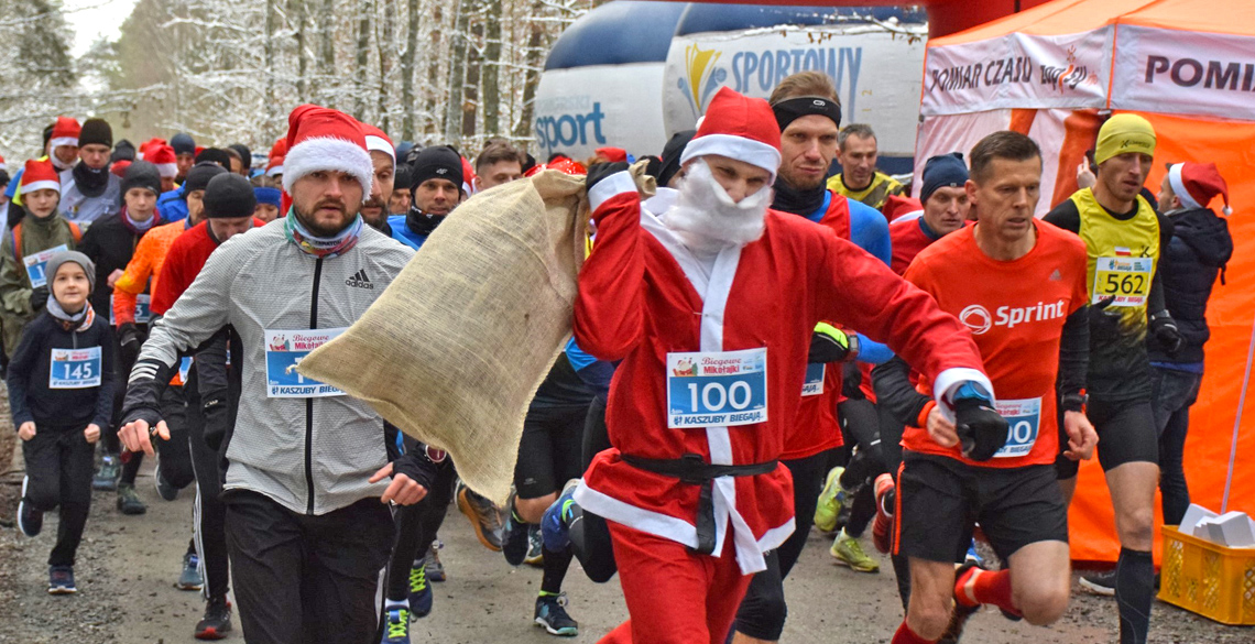 Armia Mikołajów na zakończeniu sezonu biegowego na Kaszubach w Chwaszczynie